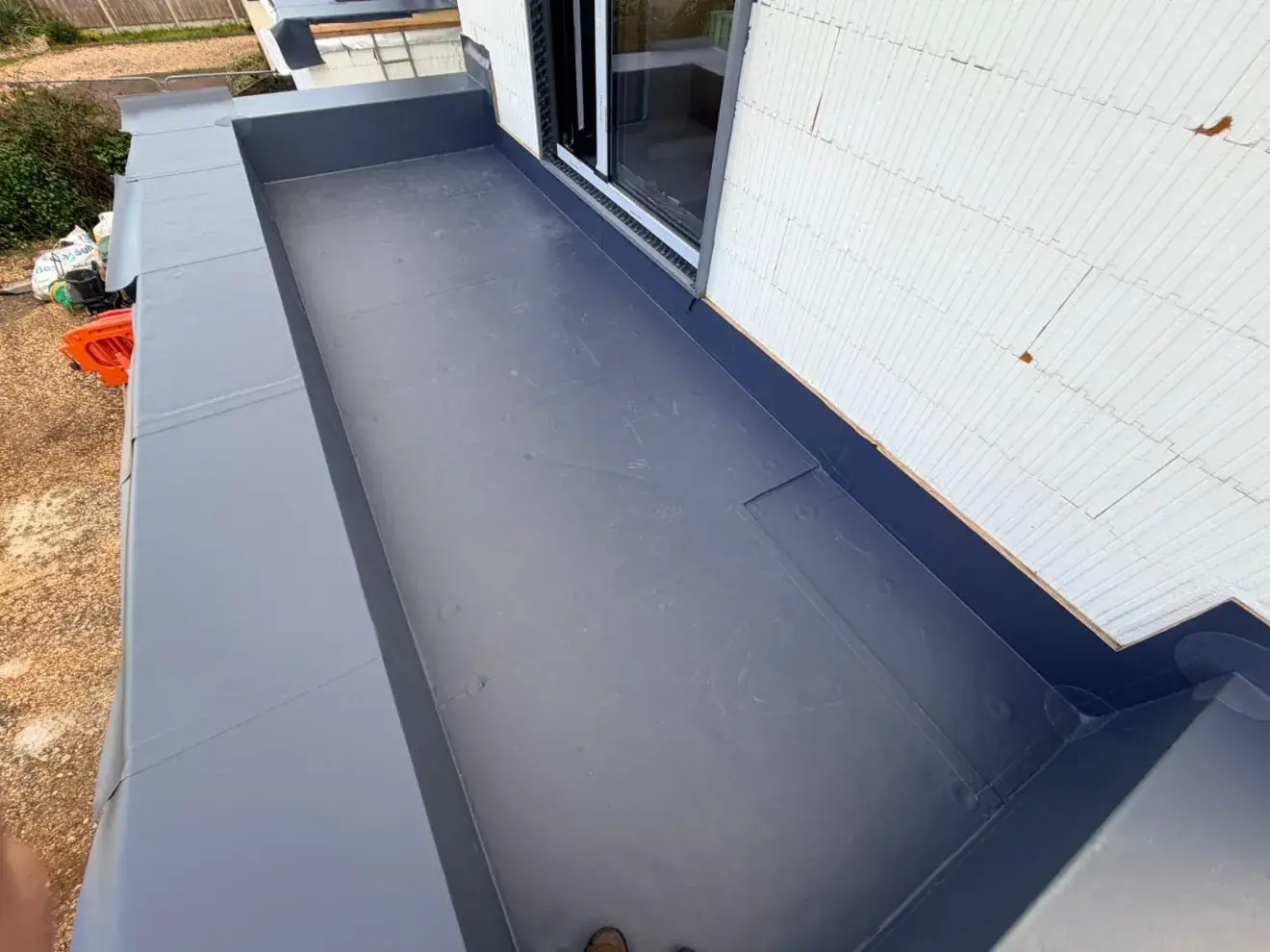 Single ply membrane installation on a flat roof